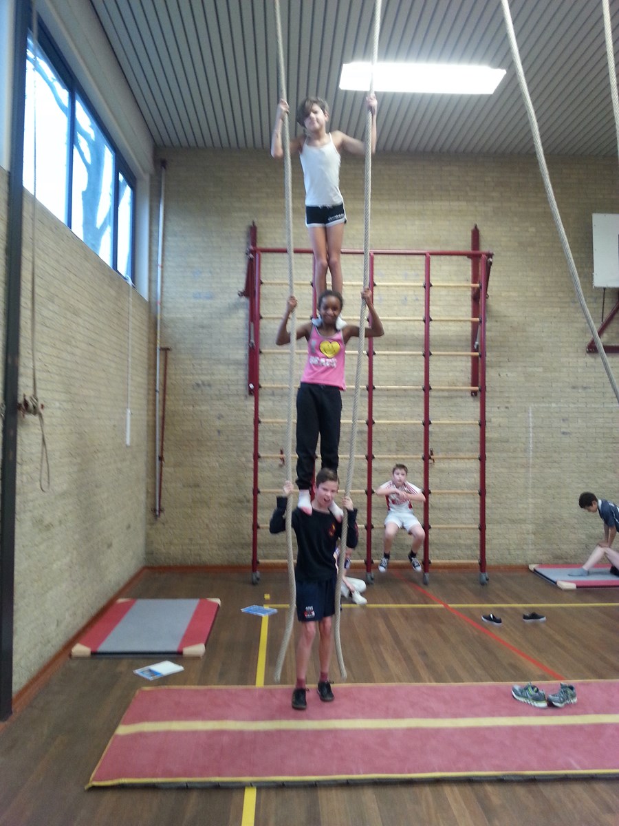 Goede acrobatiek in groep 7 - Willibrordschool Basisonderwijs OS-22