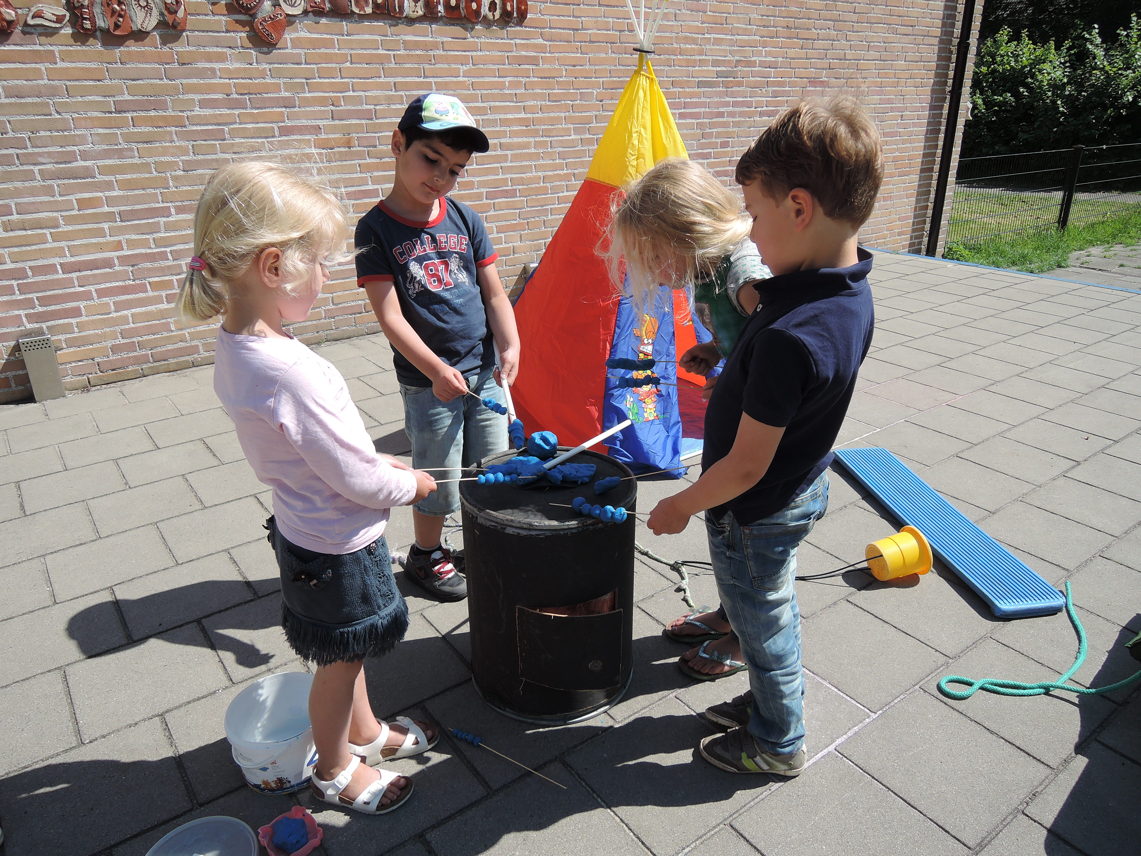 Groep 2 geniet van het barbecueweer!