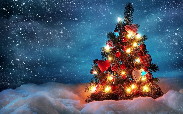 hd-kerst-wallpaper-met-een-brandende-kerstboom-en-sneeuw-kerst-achtergrond-foto