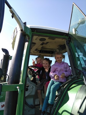Meiden in de traktor
