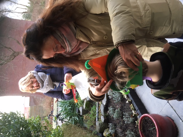 Juffen op bezoek bij de jarigen